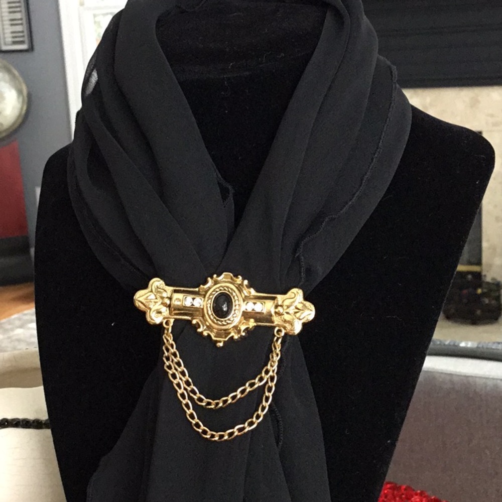 Vintage look pin with black bead and rhinestones